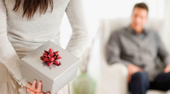 Где приобрести креативный подарок мужчине: ассортимент, особенности выбора, популярные подарки, плюсы интернет-магазина