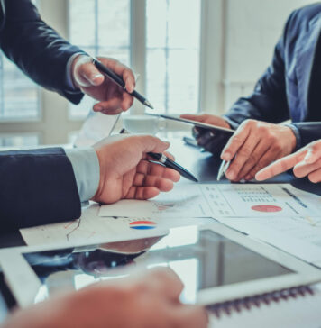 Купить американские акции на Московской бирже: приобретение акций ведущих компаний США, преимущества покупки американских акций, кому не разрешается инвестировать в ценные бумаги США, налогообложение, риски с инвестициями