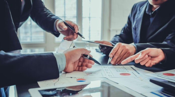 Купить американские акции на Московской бирже: приобретение акций ведущих компаний США, преимущества покупки американских акций, кому не разрешается инвестировать в ценные бумаги США, налогообложение, риски с инвестициями