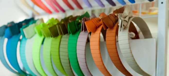 10 причесок с повязкой на голове, которые можно носить с любым образом