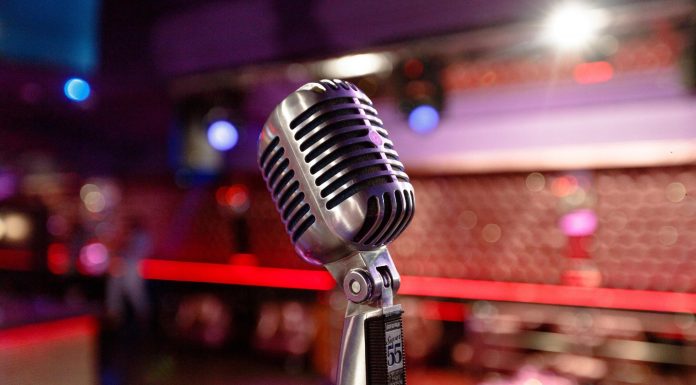 Поем любимые песни в караоке: как повеселиться на все сто