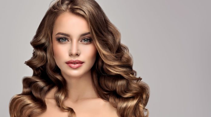 Роскошные волны на волосах: учимся крутить бигуди