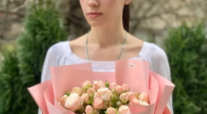 Красивый букет из кустовых роз: как обрадовать любую женщину