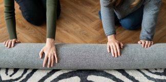 Чистка ковров: как правильно и эффективно удалить загрязнения https://ru.freepik.com/free-photo/friends-rolling-a-carpet_17431165.htm#fromView=search&page=1&position=3&uuid=c5dc2817-78b5-4ff8-908d-bb85bf632fee