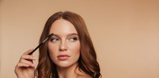 Боток для бровей: как сохранить молодой внешний вид https://ru.freepik.com/free-photo/beauty-portrait-of-calm-ginger-woman-with-long-hair-looking-away-and-posing-sideways-while-combing-her-eyebrows-with-brush_6514866.htm#fromView=search&page=1&position=1&uuid=a4b3047a-684b-42ad-a5f4-617f8851967c