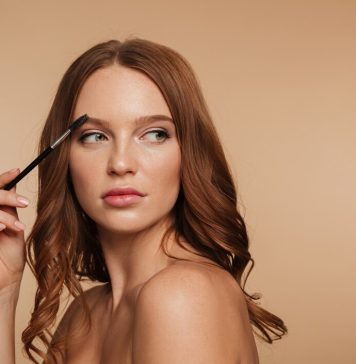 Боток для бровей: как сохранить молодой внешний вид https://ru.freepik.com/free-photo/beauty-portrait-of-calm-ginger-woman-with-long-hair-looking-away-and-posing-sideways-while-combing-her-eyebrows-with-brush_6514866.htm#fromView=search&page=1&position=1&uuid=a4b3047a-684b-42ad-a5f4-617f8851967c