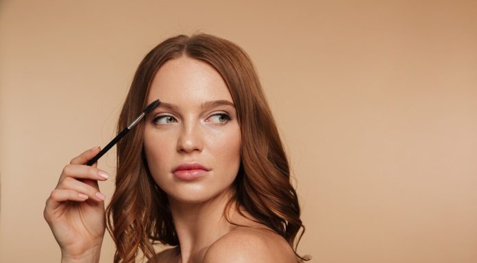 Боток для бровей: как сохранить молодой внешний вид https://ru.freepik.com/free-photo/beauty-portrait-of-calm-ginger-woman-with-long-hair-looking-away-and-posing-sideways-while-combing-her-eyebrows-with-brush_6514866.htm#fromView=search&page=1&position=1&uuid=a4b3047a-684b-42ad-a5f4-617f8851967c