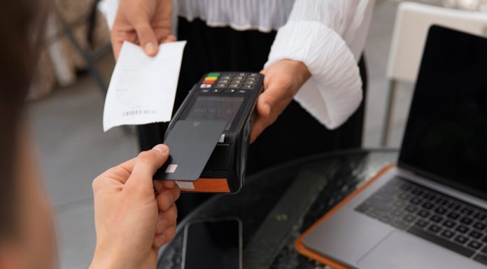 Операционно-кассовое обслуживание юридических лиц https://ru.freepik.com/free-photo/high-angle-customer-paying-with-nfc-device_58594490.htm#fromView=search&page=1&position=1&uuid=d7d55880-5c13-45d6-b485-f097e72d1646