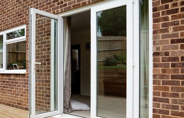 Пластиковые входные двери: плюсы, виды и особенности выбора