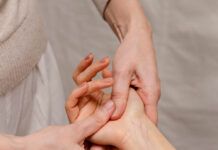 Массаж рук: подробное руководство по техникам, пользе и противопоказаниям