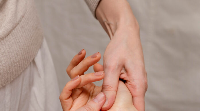 Массаж рук: подробное руководство по техникам, пользе и противопоказаниям